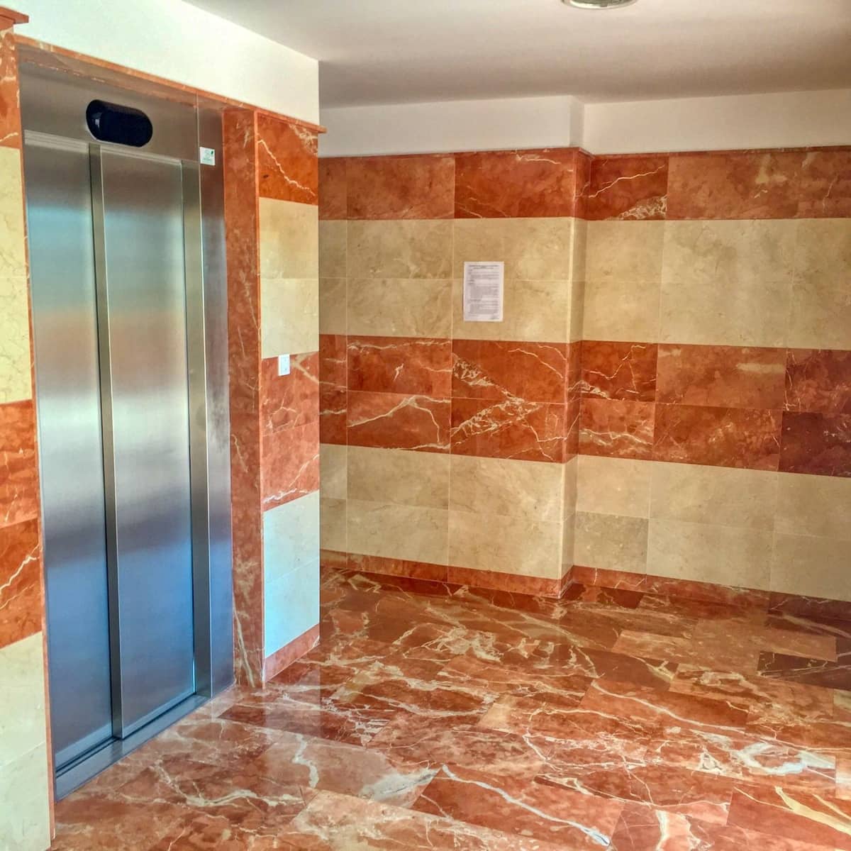 2 soverom Leilighet til leie i Alicante by med svømmebasseng garasje - € 1 300 (Ref: 10012746)