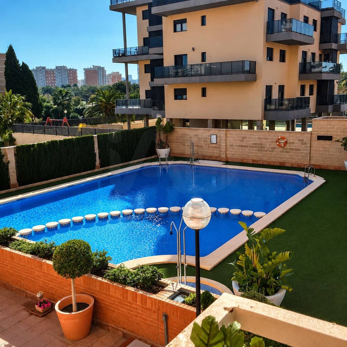 2 soverom Leilighet til leie i Alicante by med svømmebasseng garasje - € 1 300 (Ref: 10012746)
