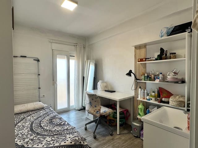 3 bedroom Apartment for sale in La Verneda i La Pau, Barcelona city - € 350,000 (Ref: 10016778)