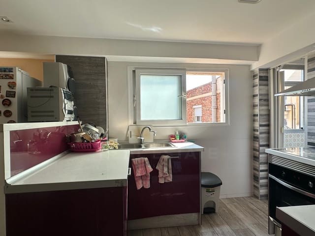 3 bedroom Apartment for sale in La Verneda i La Pau, Barcelona city - € 350,000 (Ref: 10016778)