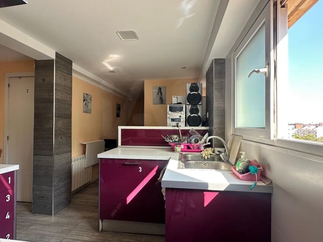 3 bedroom Apartment for sale in La Verneda i La Pau, Barcelona city - € 350,000 (Ref: 10016778)