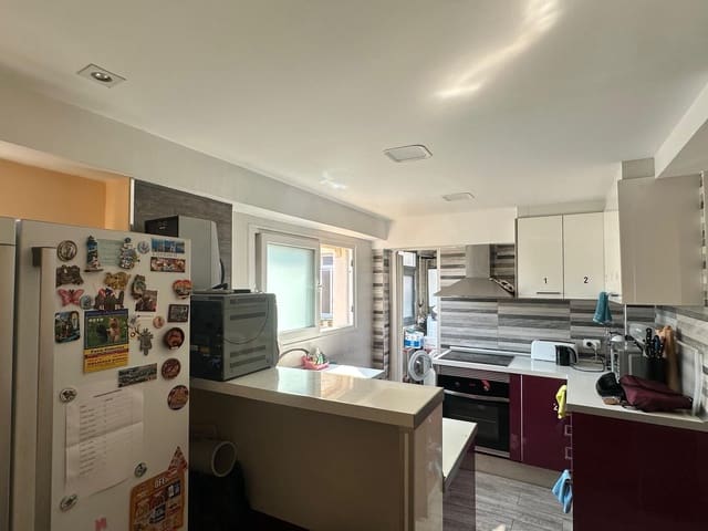 3 bedroom Apartment for sale in La Verneda i La Pau, Barcelona city - € 350,000 (Ref: 10016778)