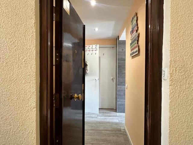 3 bedroom Apartment for sale in La Verneda i La Pau, Barcelona city - € 350,000 (Ref: 10016778)