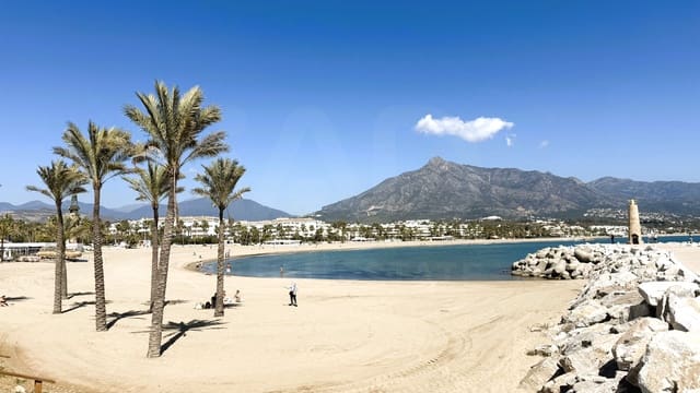 1 bedroom Apartment for sale in Puerto Banus, Marbella - € 695,000 (Ref: 10016989)