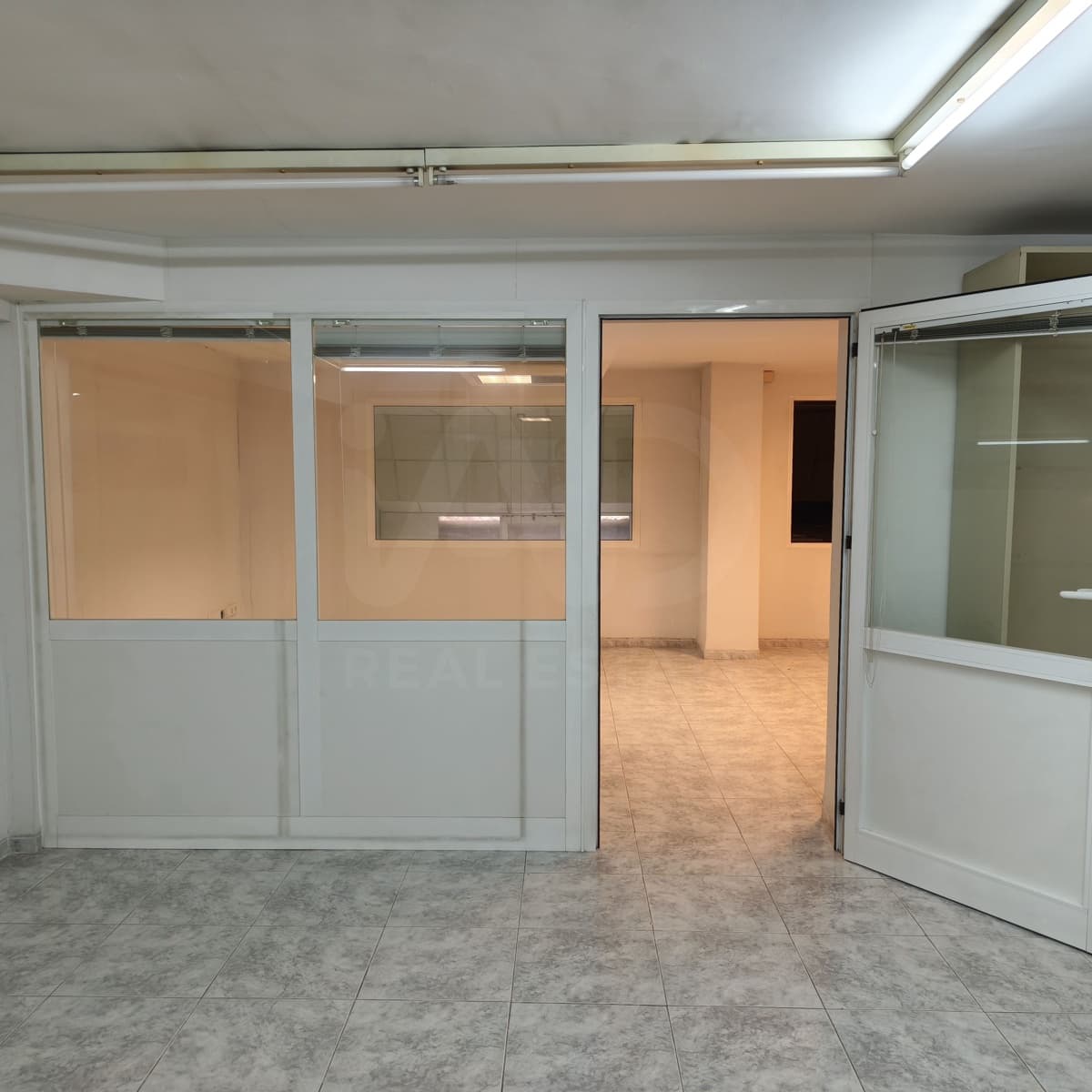 Commercial for sale in Valencia city - € 125,000 (Ref: 10016997)