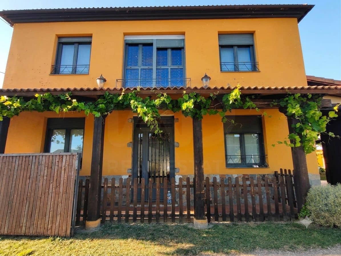 3 Zimmer Villa zu verkaufen in Villaobispo de Otero mit Garage - 259.900 € (Ref: 10020033)