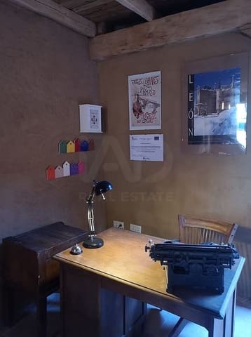6 slaapkamer Commercieel te koop in León stad - € 379.000 (Ref: 10020046)