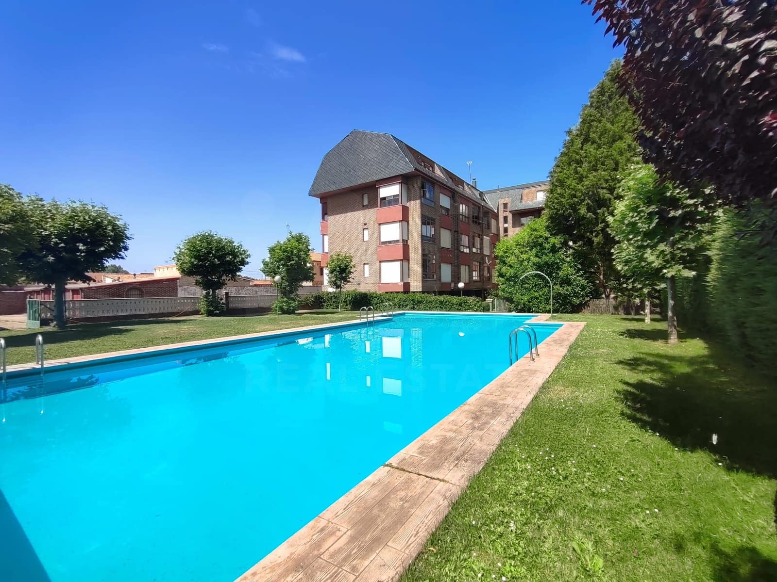 3 sypialnia Penthouse na sprzedaż w Villarejo de Orbigo z basenem - 69 000 € (Ref: 10020050)