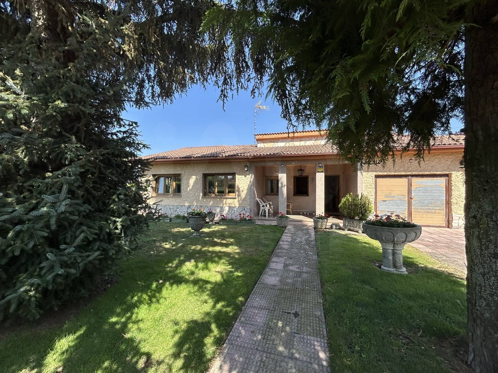 3 makuuhuone Huvila myytävänä paikassa Villadangos del Paramo mukana uima-altaan 
autotalli - 237 000 € (Ref: 10020057)