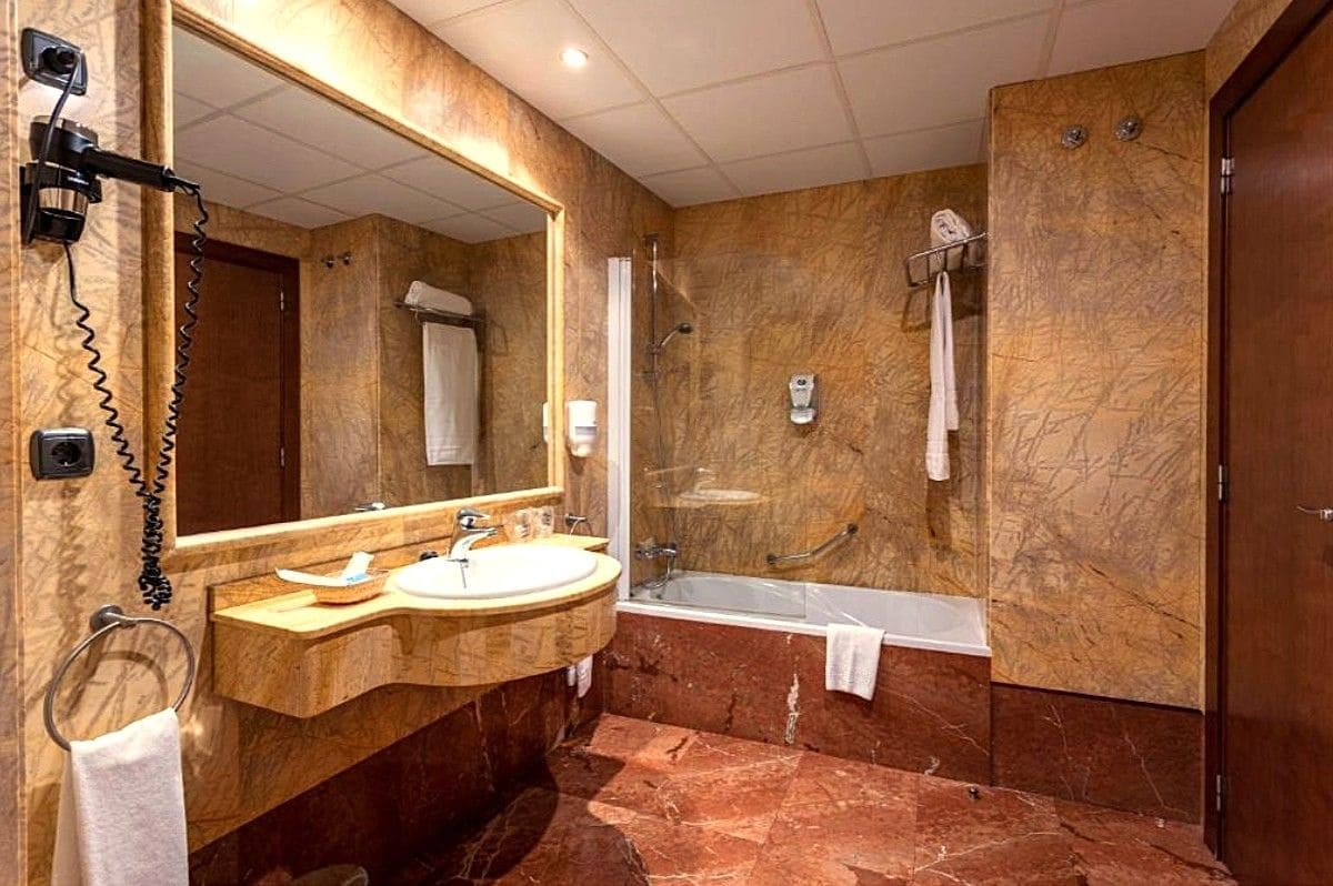 Local Comercial de 34 habitaciones en Ponferrada en venta - 6.309.975 € (Ref: 10026678)