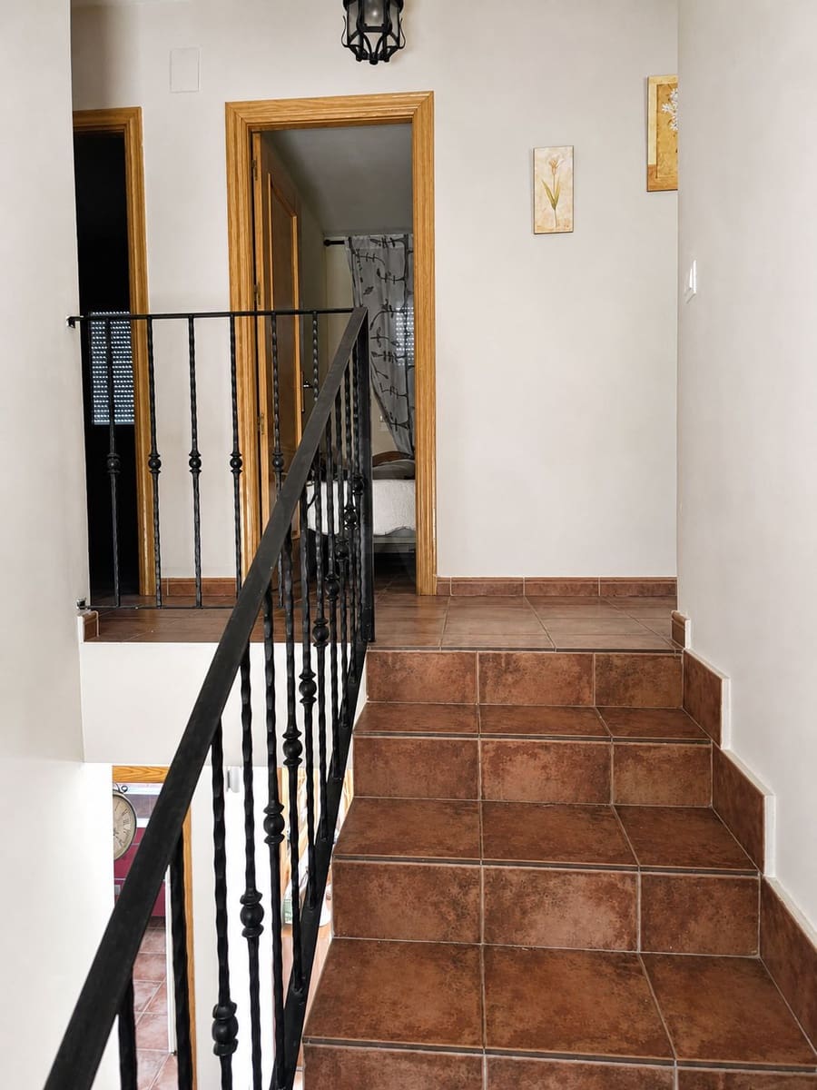 5 bedroom Villa for sale in Cardiel de los Montes with pool garage - € 210,000 (Ref: 10026682)