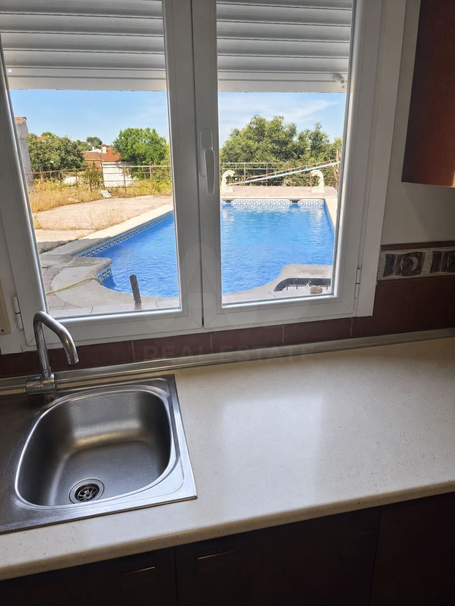 5 bedroom Villa for sale in Cardiel de los Montes with pool garage - € 210,000 (Ref: 10026682)