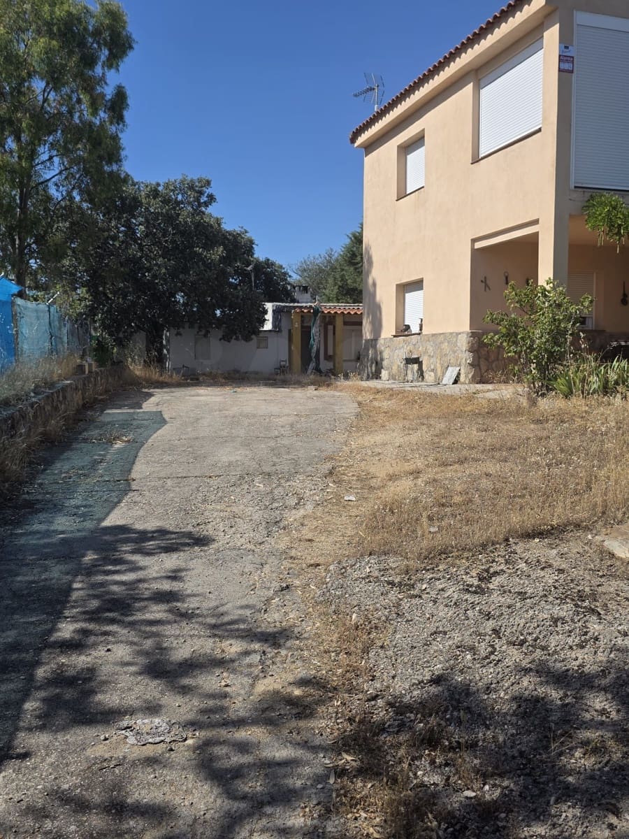 5 bedroom Villa for sale in Cardiel de los Montes with pool garage - € 210,000 (Ref: 10026682)