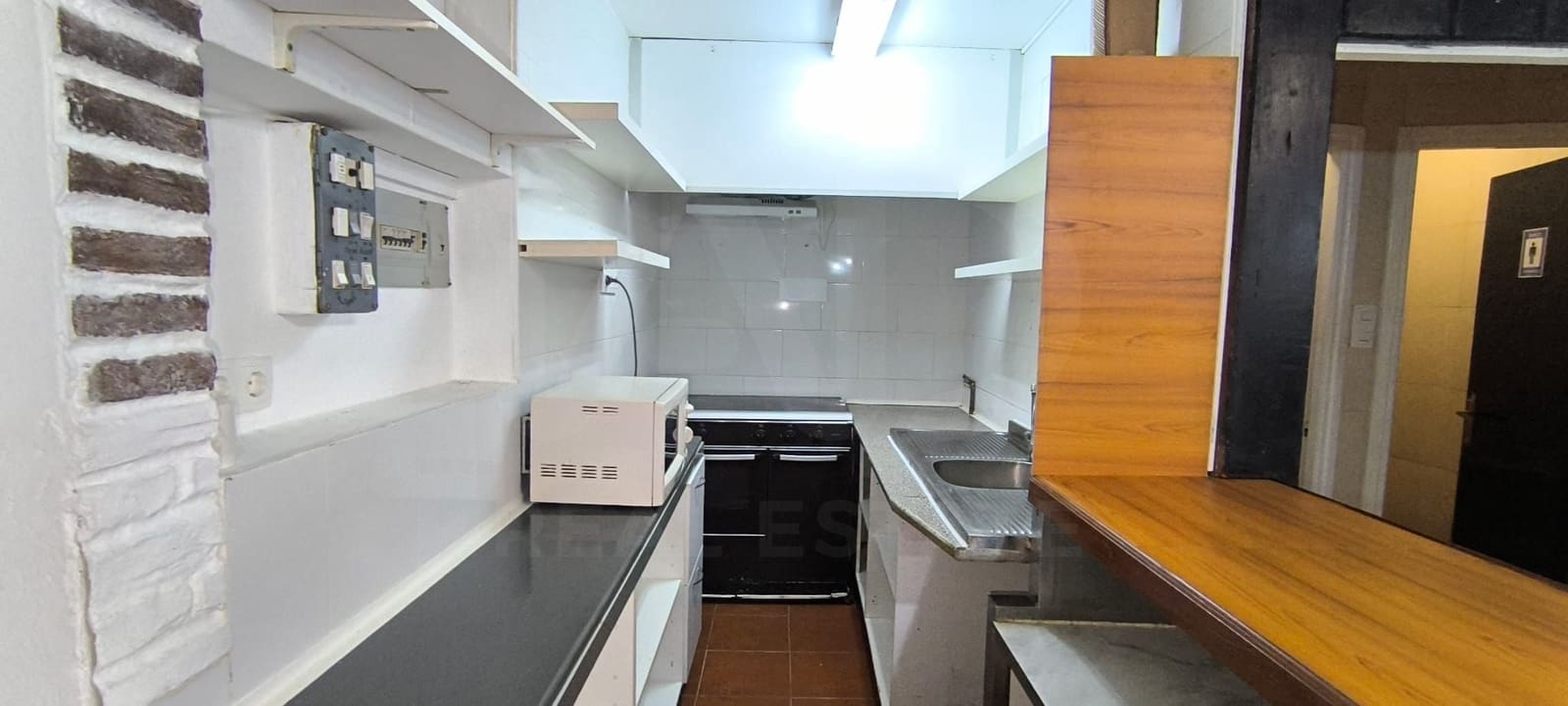 Kaupallinen myytävänä paikassa Naron - 42 000 € (Ref: 10027622)