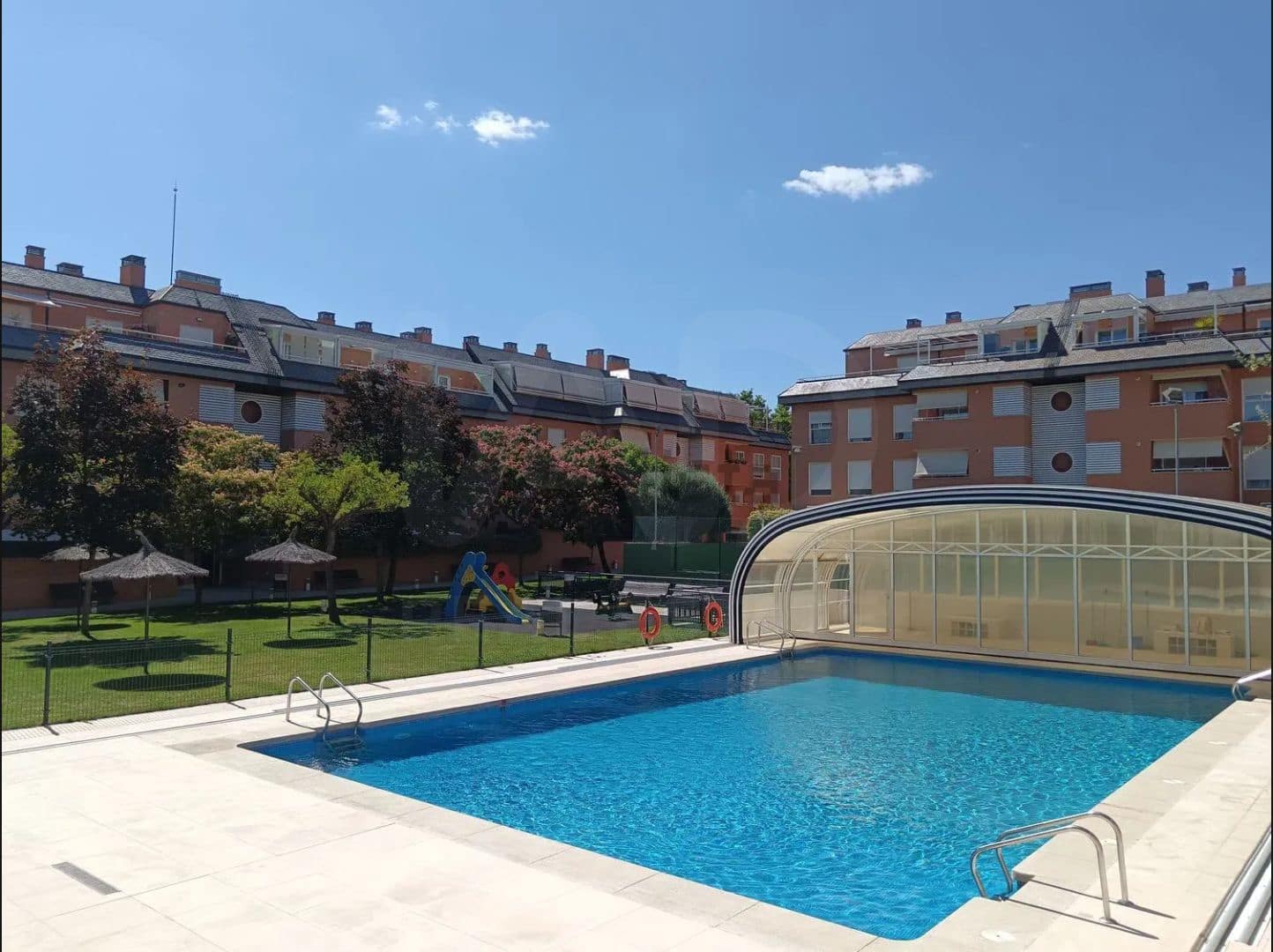 Willa do wynajęcia w Las Rozas de Madrid z basenem garażem - 2 200 € (Ref: 10029693)