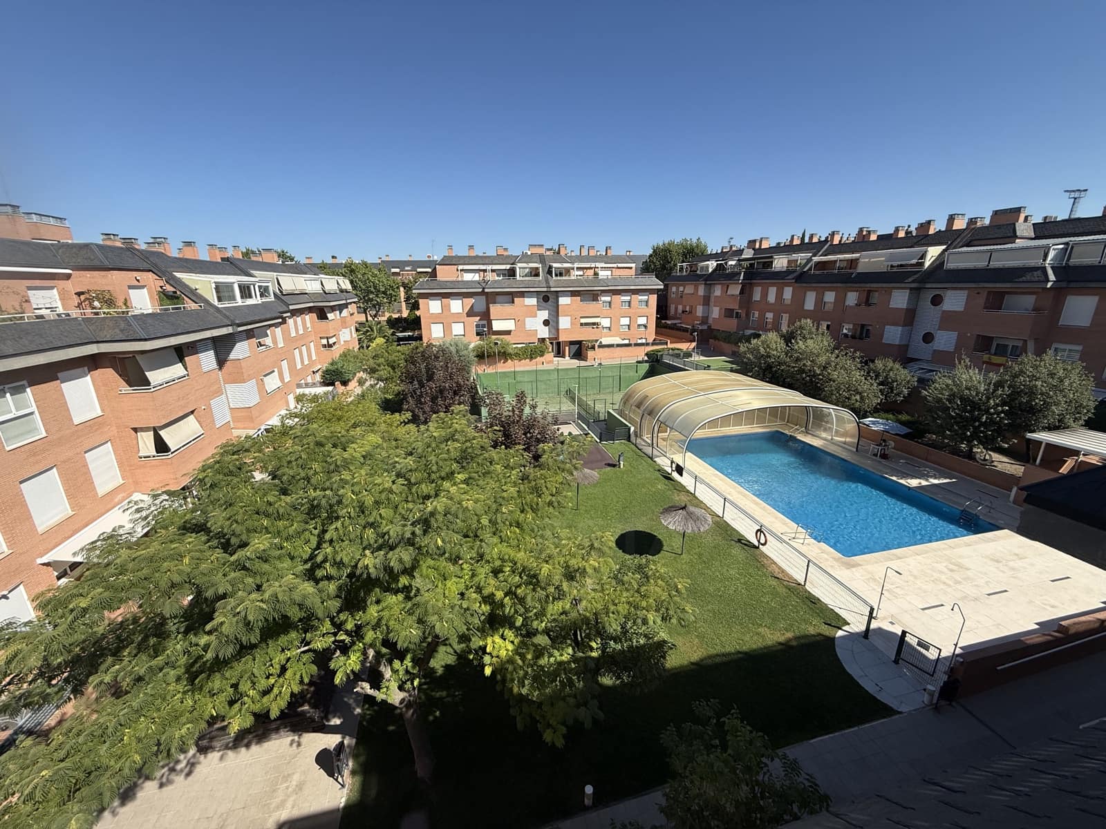Willa do wynajęcia w Las Rozas de Madrid z basenem garażem - 2 200 € (Ref: 10029693)