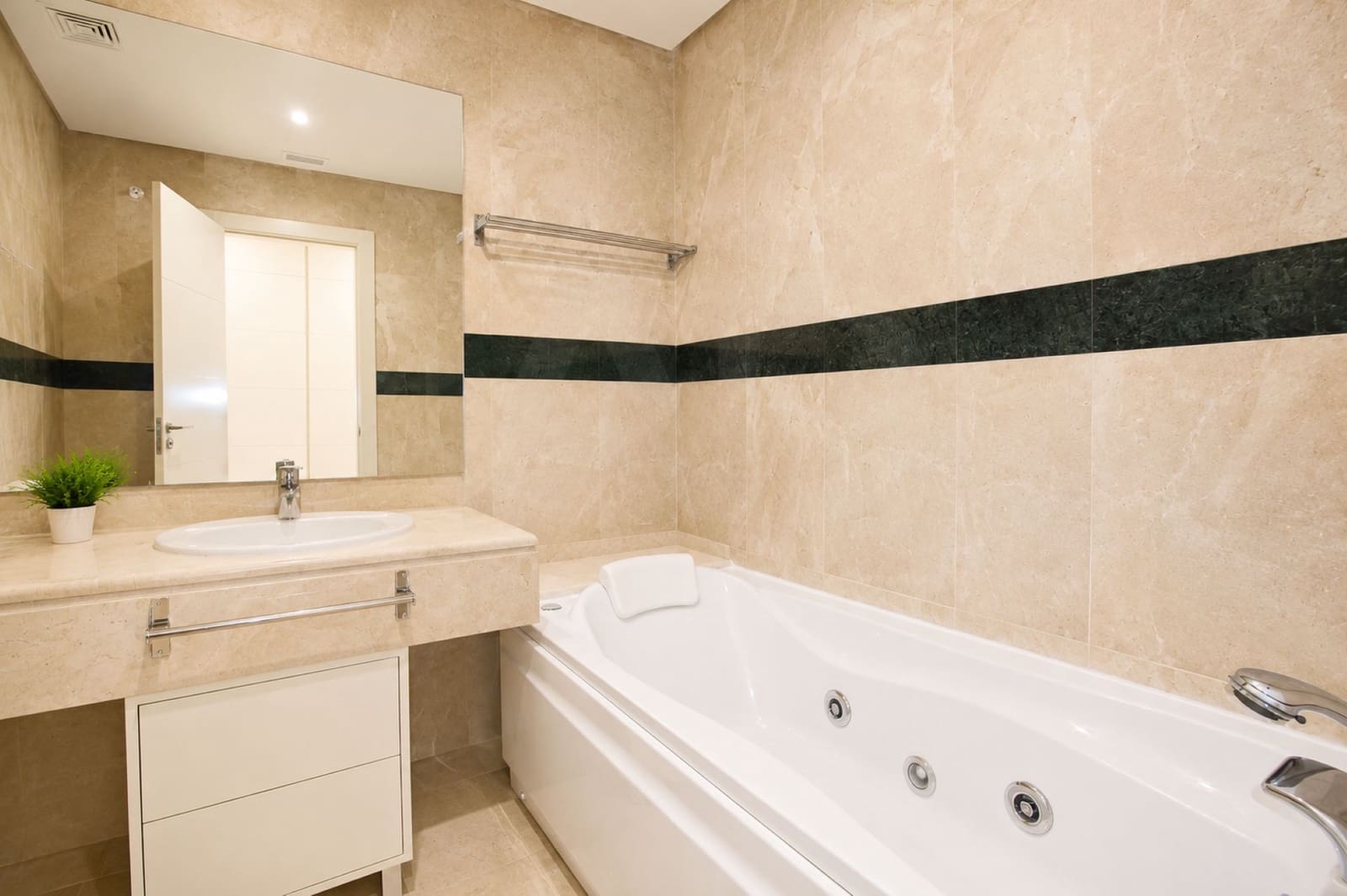 2 Zimmer Apartment zu verkaufen in Marbella mit Garage - 585.000 € (Ref: 10029910)