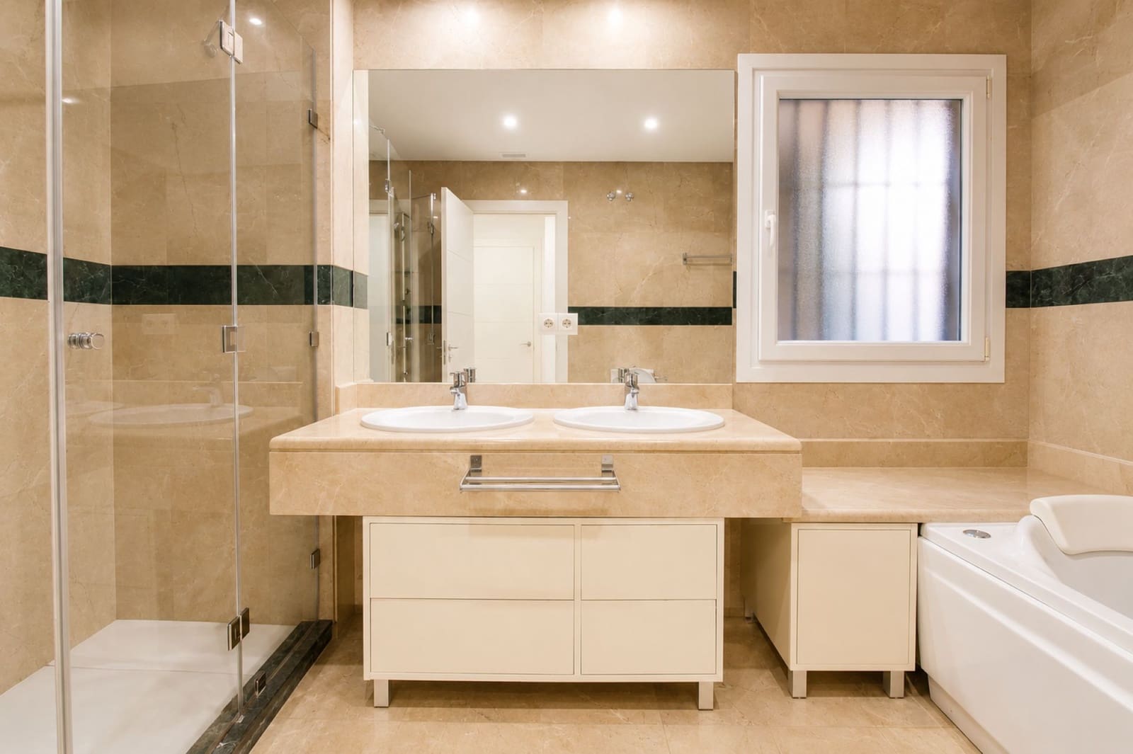 2 Zimmer Apartment zu verkaufen in Marbella mit Garage - 585.000 € (Ref: 10029910)