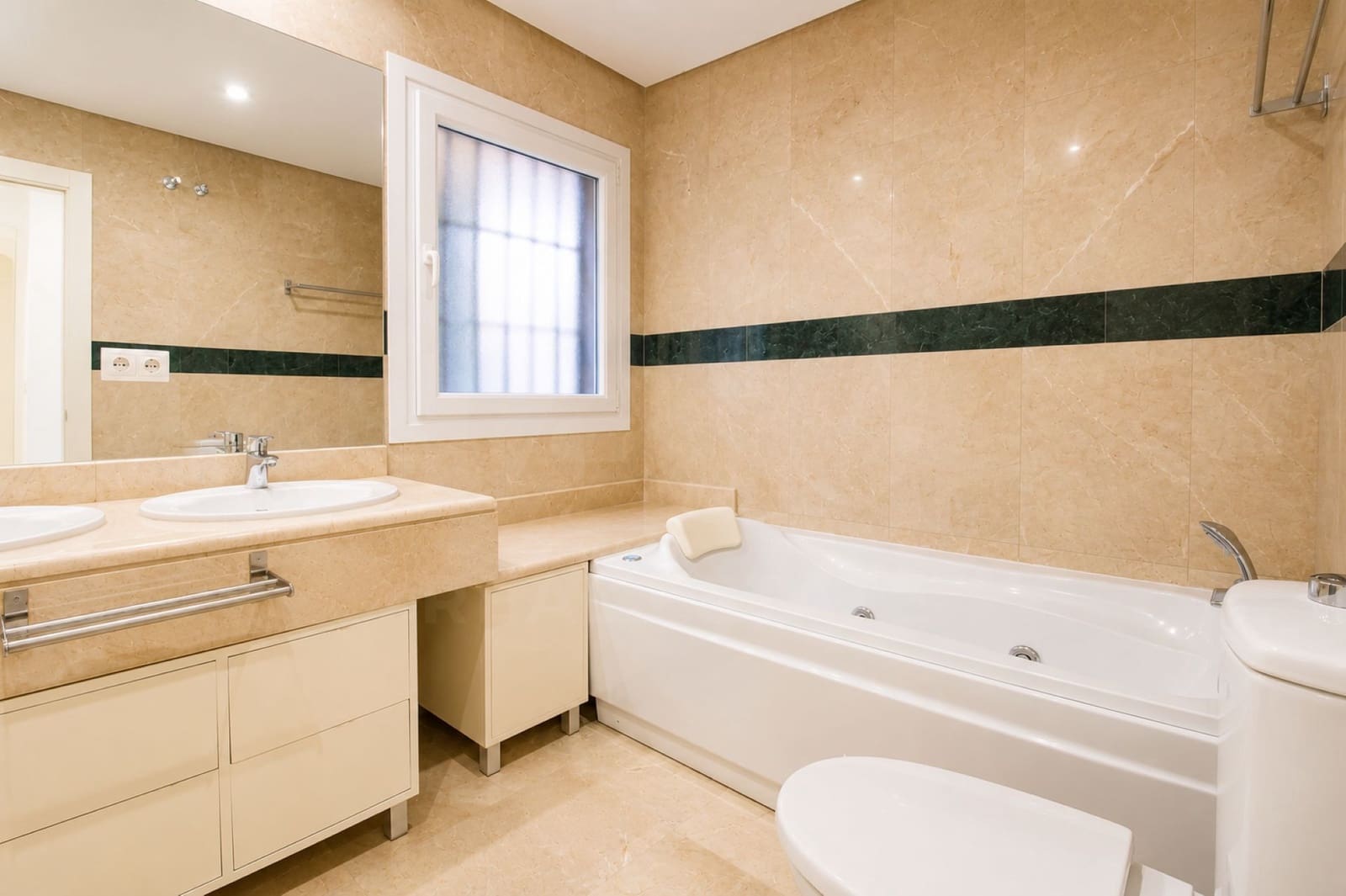 2 Zimmer Apartment zu verkaufen in Marbella mit Garage - 585.000 € (Ref: 10029910)
