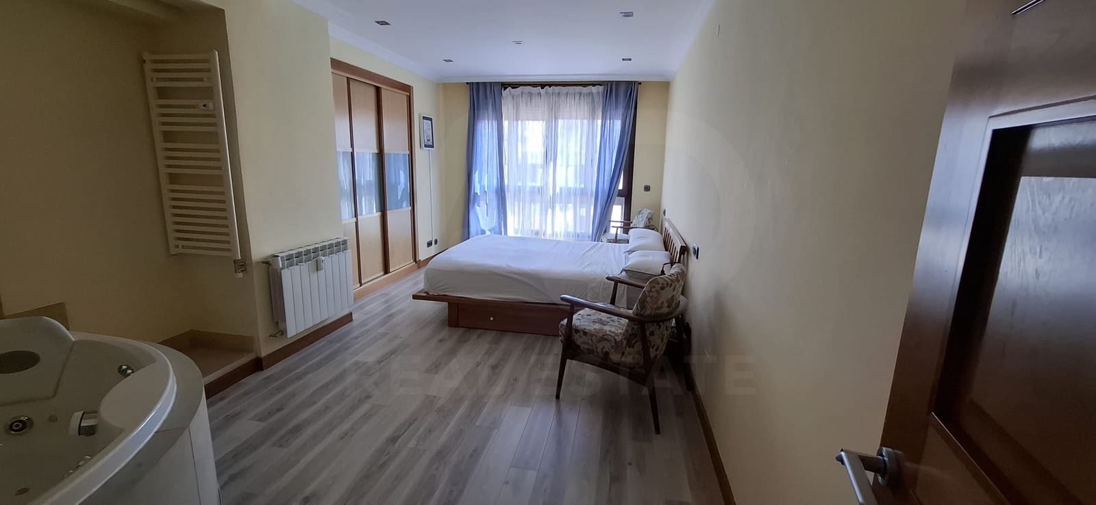 2 bedroom Apartment for rent in Leon city with garage - € 1,400 (Ref: 10031100)