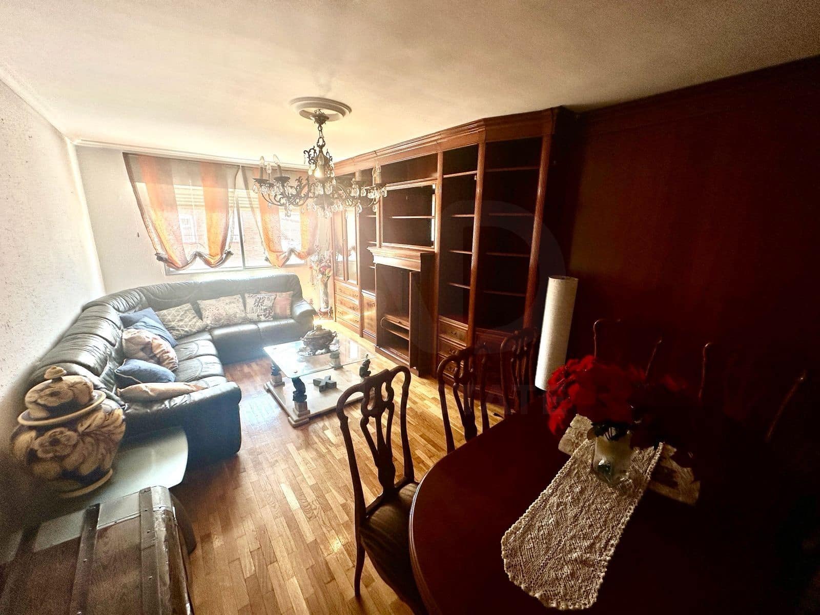 Apartamento de 4 habitaciones en León ciudad en alquiler - 1.200 € (Ref: 10031101)
