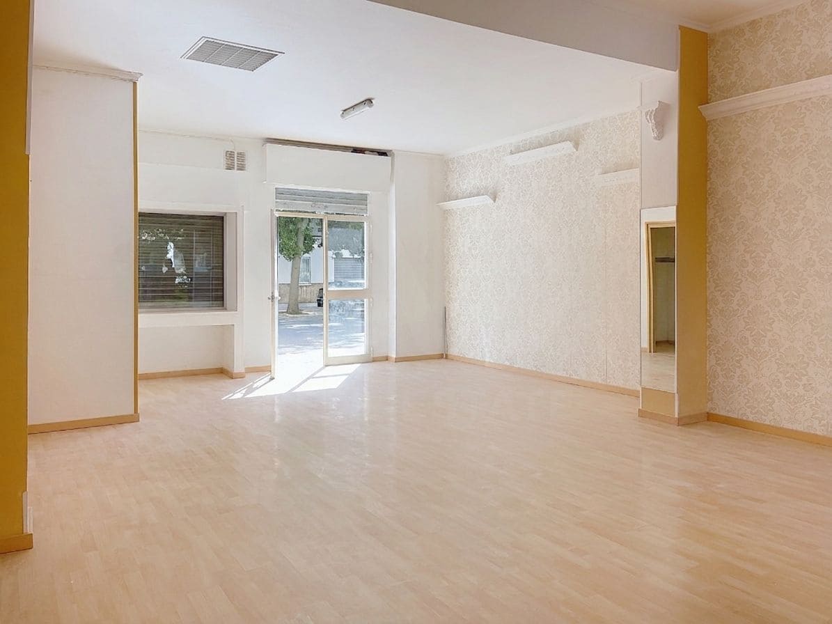 Kommersiell til leie i Malaga by - € 700 (Ref: 10031102)