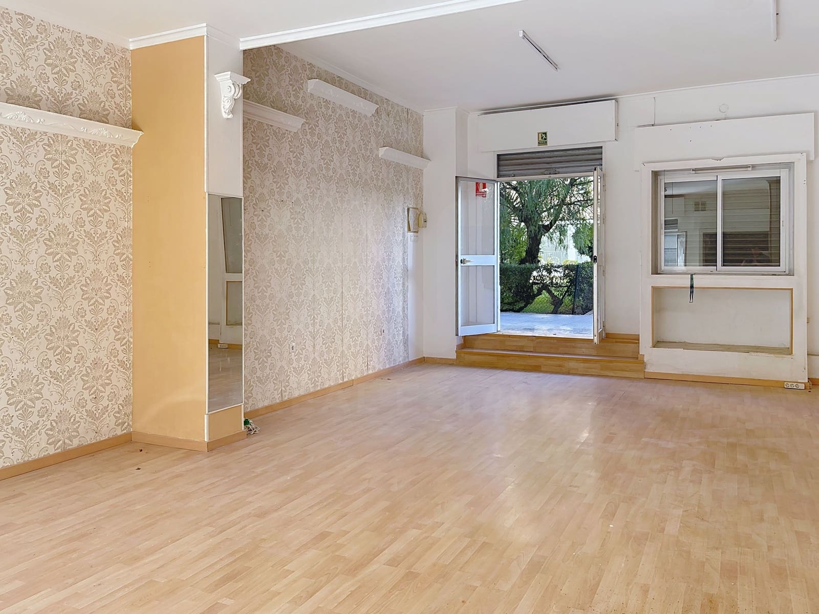 Kommersiell til leie i Malaga by - € 700 (Ref: 10031102)