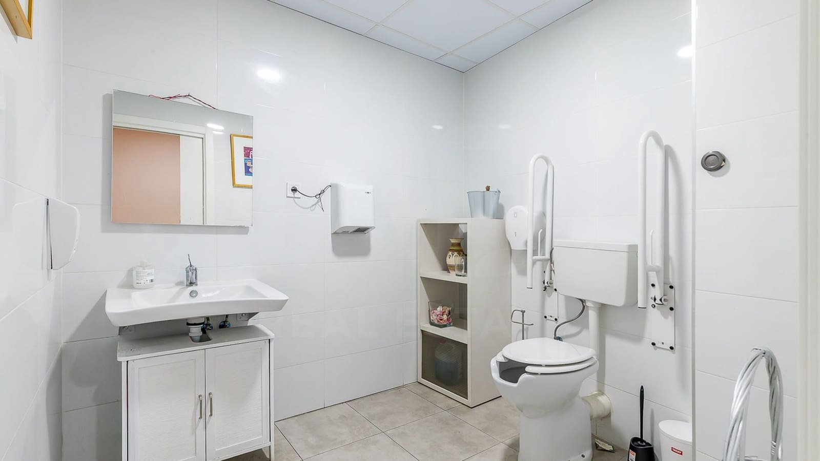 Local Comercial de 1 habitación en Madrid ciudad en alquiler - 2.000 € (Ref: 10031103)