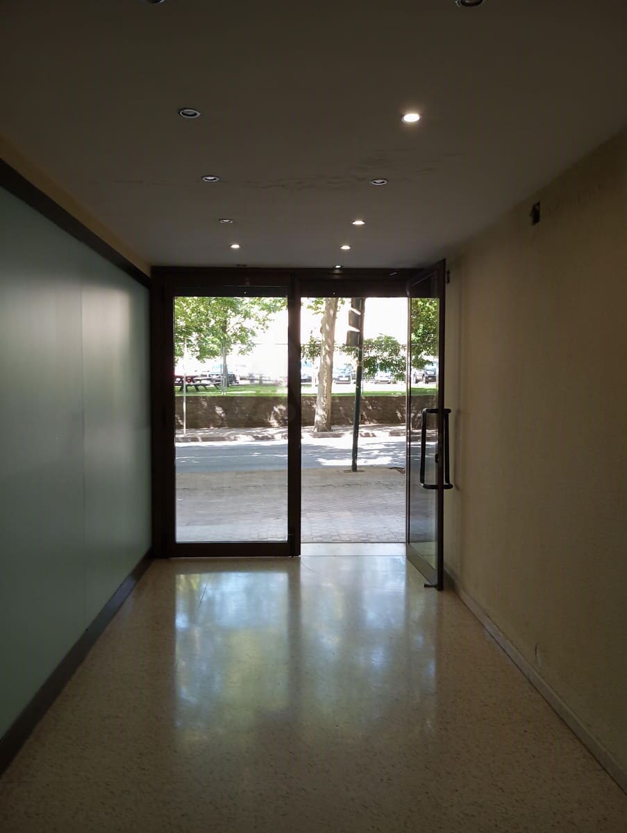 3 bedroom Commercial for sale in Jaca - € 63,000 (Ref: 10033384)