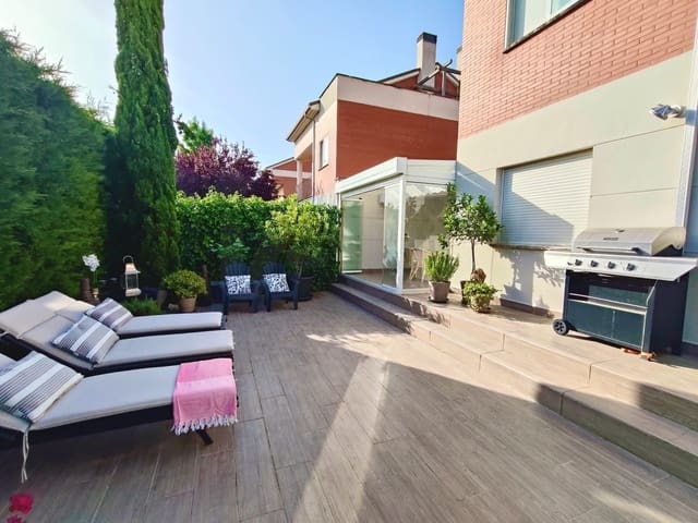 4 bedroom Villa for sale in Valladolid city with pool garage - € 645,000 (Ref: 10033395)