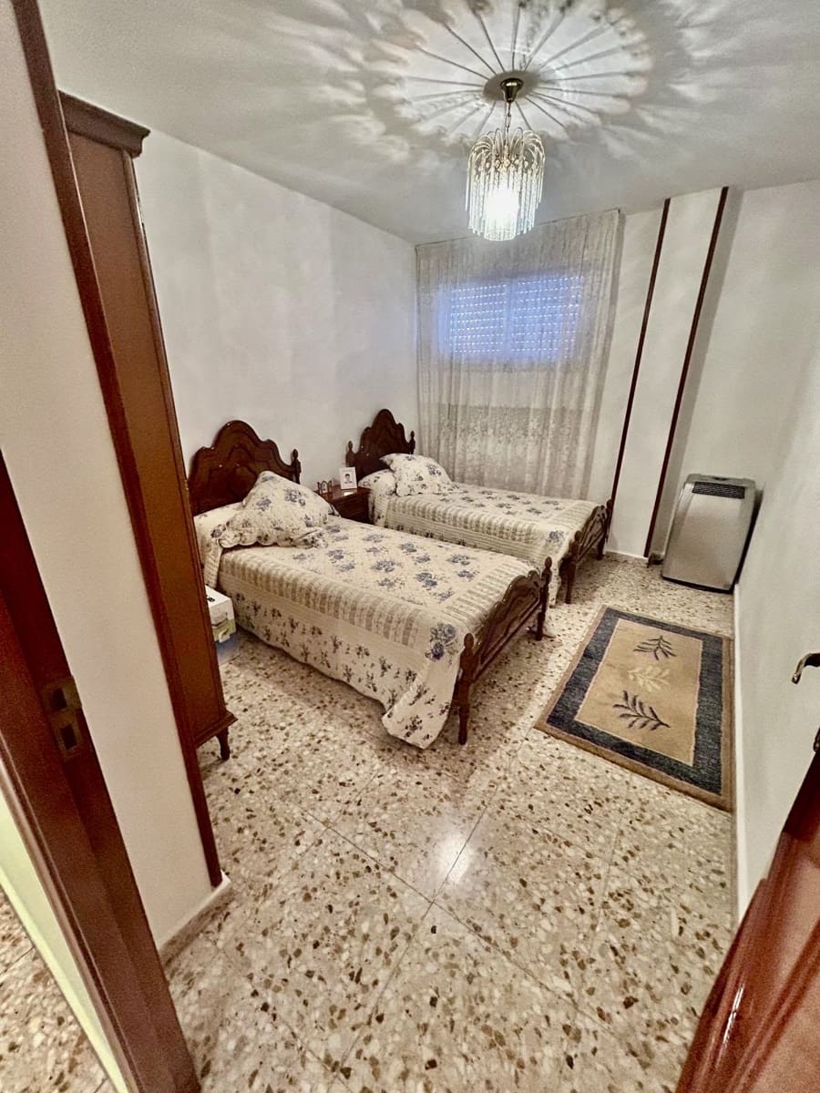 4 bedroom Townhouse for sale in La Baneza with garage - € 110,000 (Ref: 10034540)