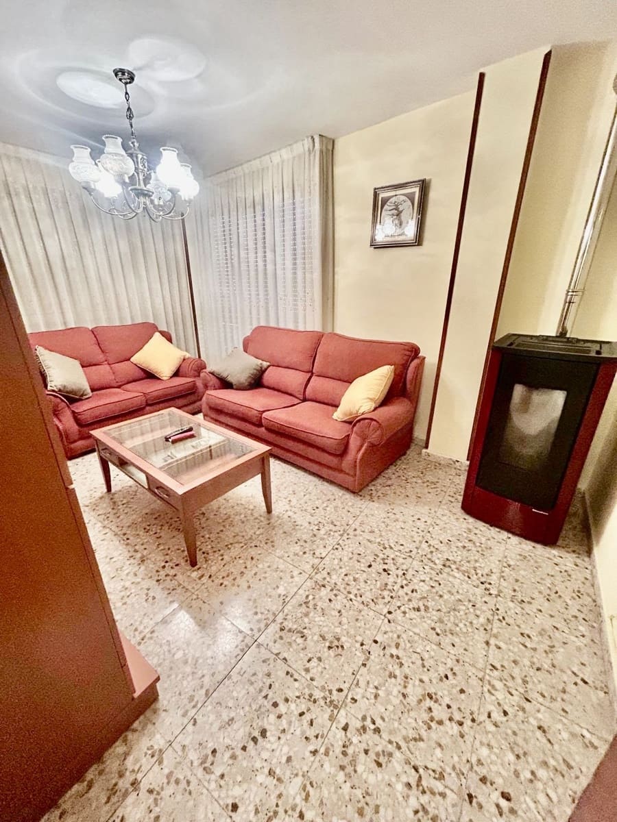 4 bedroom Townhouse for sale in La Baneza with garage - € 110,000 (Ref: 10034540)