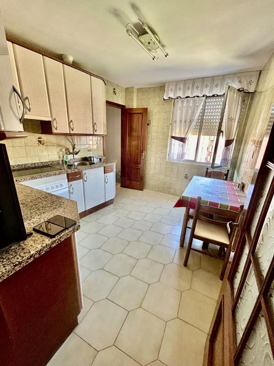 4 bedroom Townhouse for sale in La Baneza with garage - € 110,000 (Ref: 10034540)