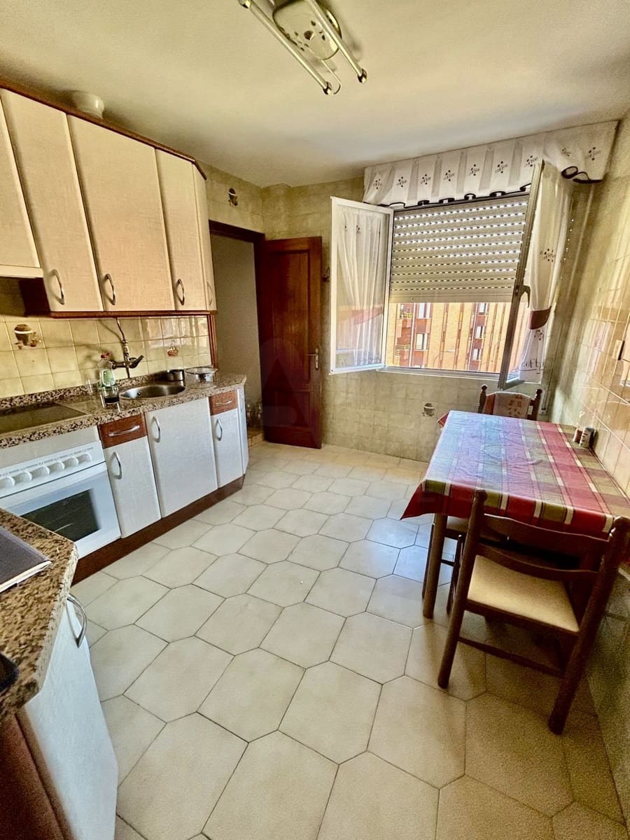 4 bedroom Townhouse for sale in La Baneza with garage - € 110,000 (Ref: 10034540)