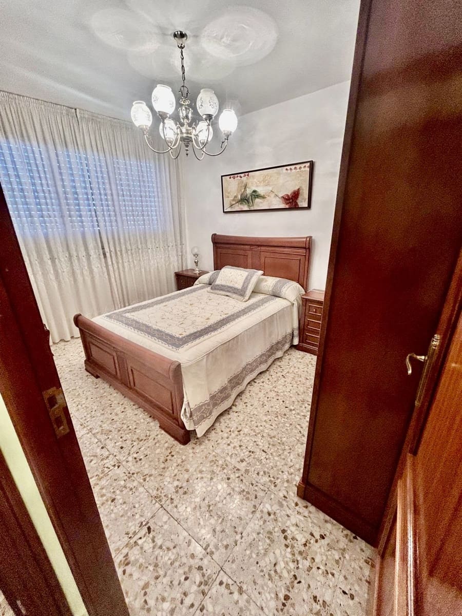 4 bedroom Townhouse for sale in La Baneza with garage - € 110,000 (Ref: 10034540)