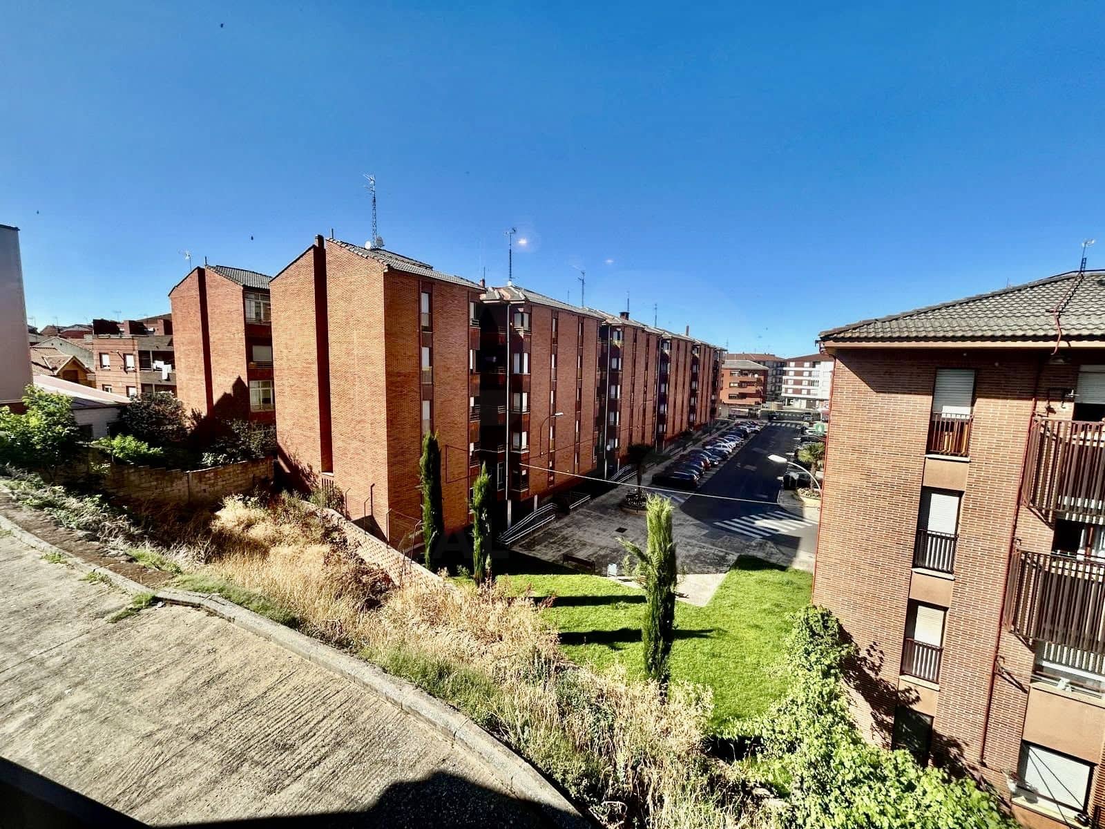 4 bedroom Townhouse for sale in La Baneza with garage - € 110,000 (Ref: 10034540)