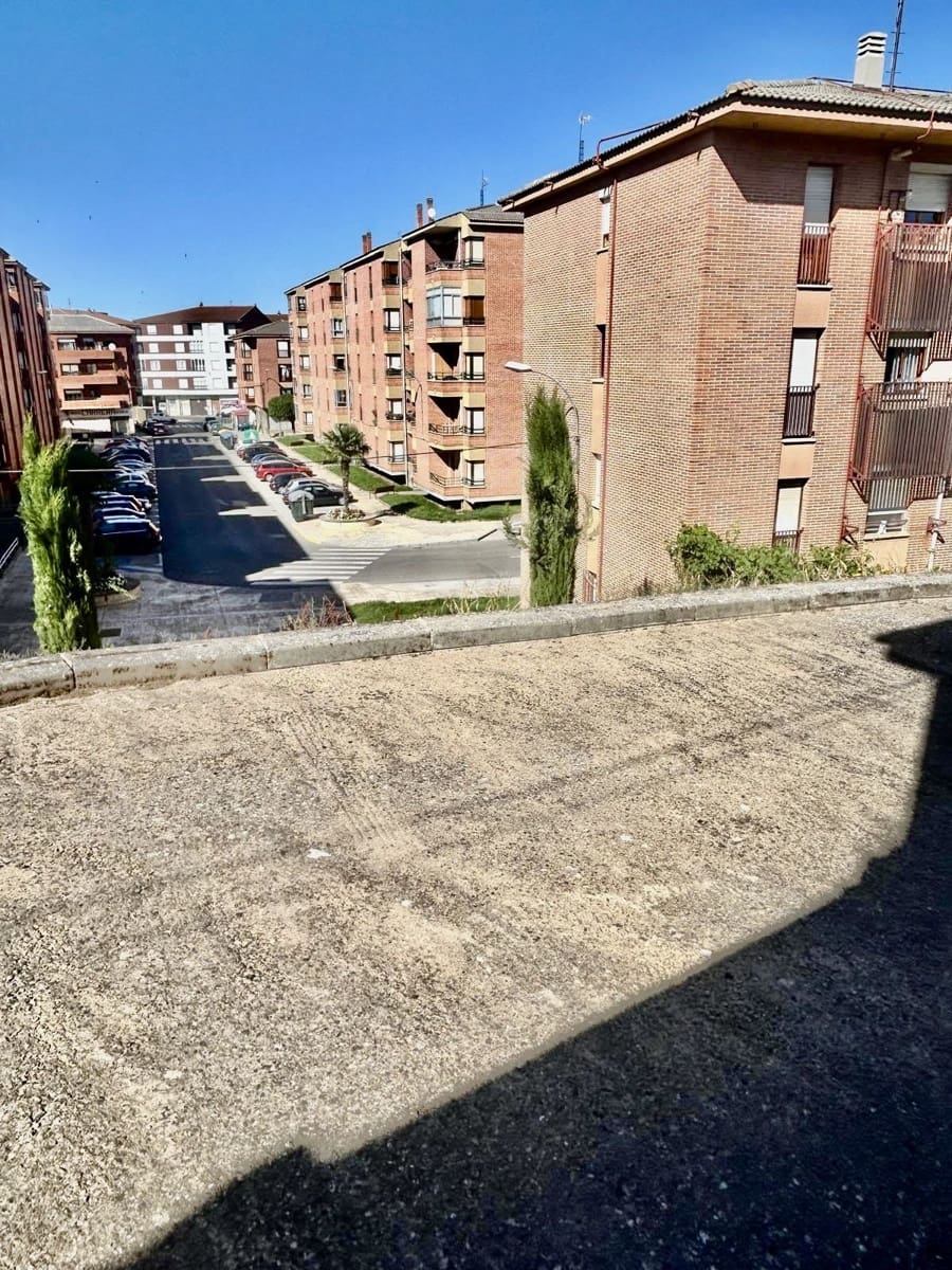 4 bedroom Townhouse for sale in La Baneza with garage - € 110,000 (Ref: 10034540)