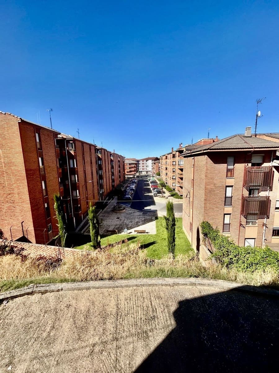 4 bedroom Townhouse for sale in La Baneza with garage - € 110,000 (Ref: 10034540)