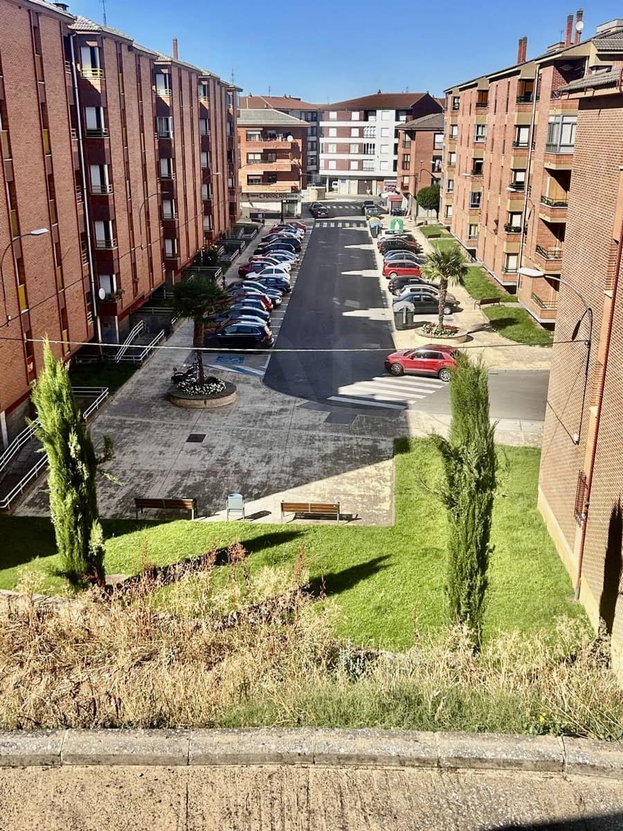 4 bedroom Townhouse for sale in La Baneza with garage - € 110,000 (Ref: 10034540)