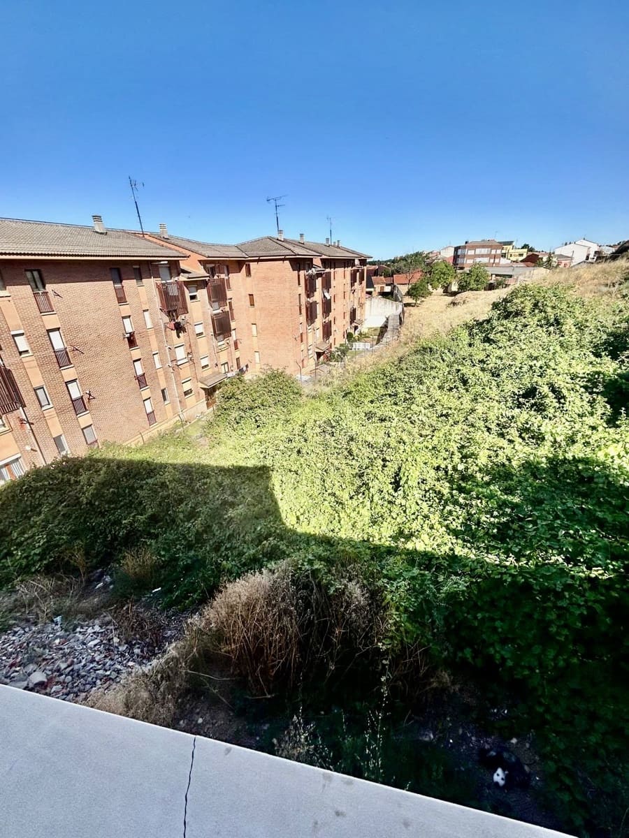 4 bedroom Townhouse for sale in La Baneza with garage - € 110,000 (Ref: 10034540)