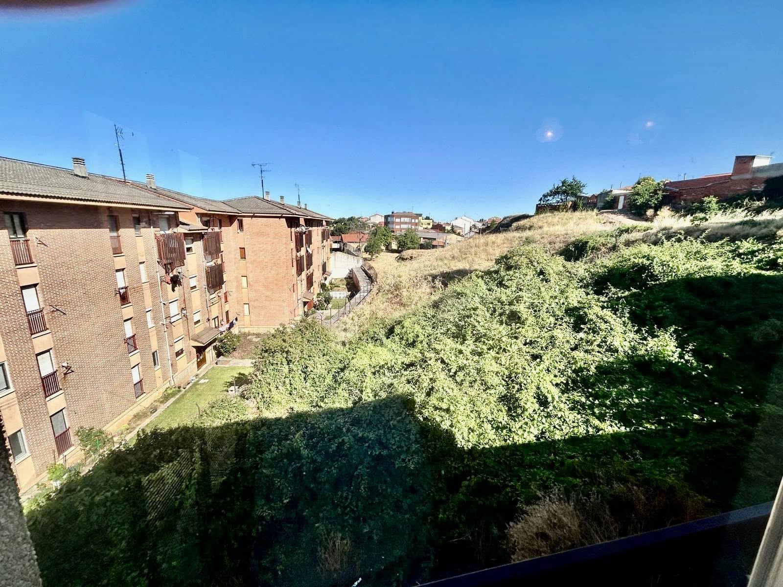 4 bedroom Townhouse for sale in La Baneza with garage - € 110,000 (Ref: 10034540)