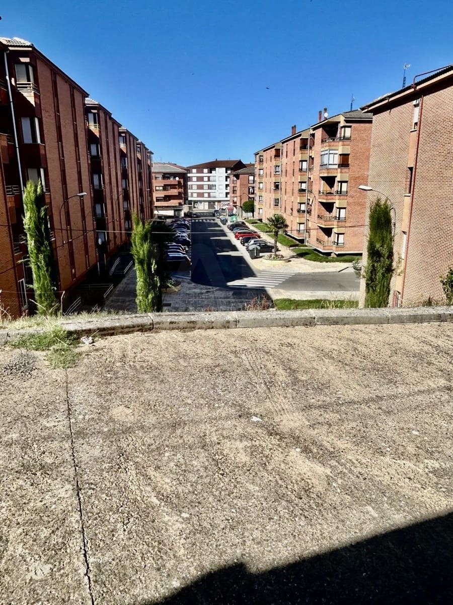 4 bedroom Townhouse for sale in La Baneza with garage - € 110,000 (Ref: 10034540)