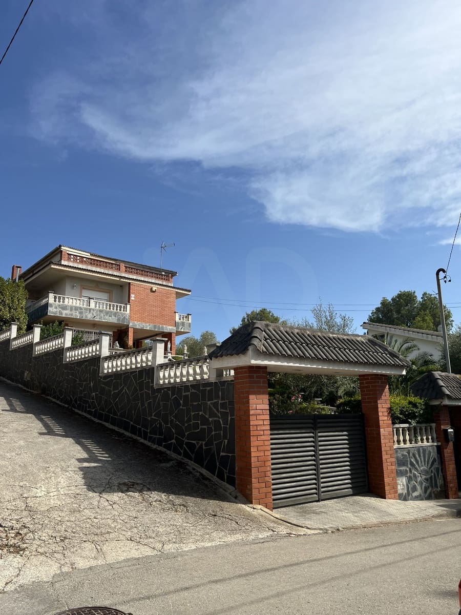 3 bedroom Townhouse for sale in Olesa de Bonesvalls with garage - € 550,000 (Ref: 10034818)