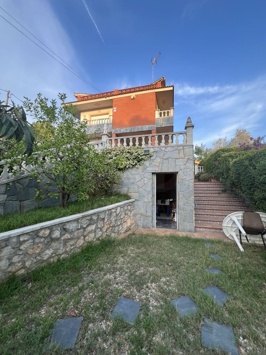 3 bedroom Townhouse for sale in Olesa de Bonesvalls with garage - € 550,000 (Ref: 10034818)