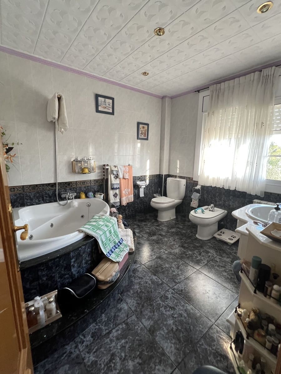 3 bedroom Townhouse for sale in Olesa de Bonesvalls with garage - € 550,000 (Ref: 10034818)
