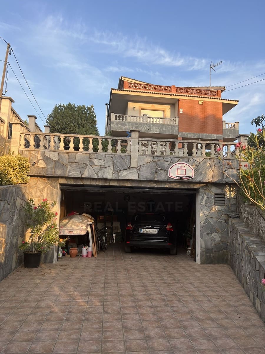 3 bedroom Townhouse for sale in Olesa de Bonesvalls with garage - € 550,000 (Ref: 10034818)