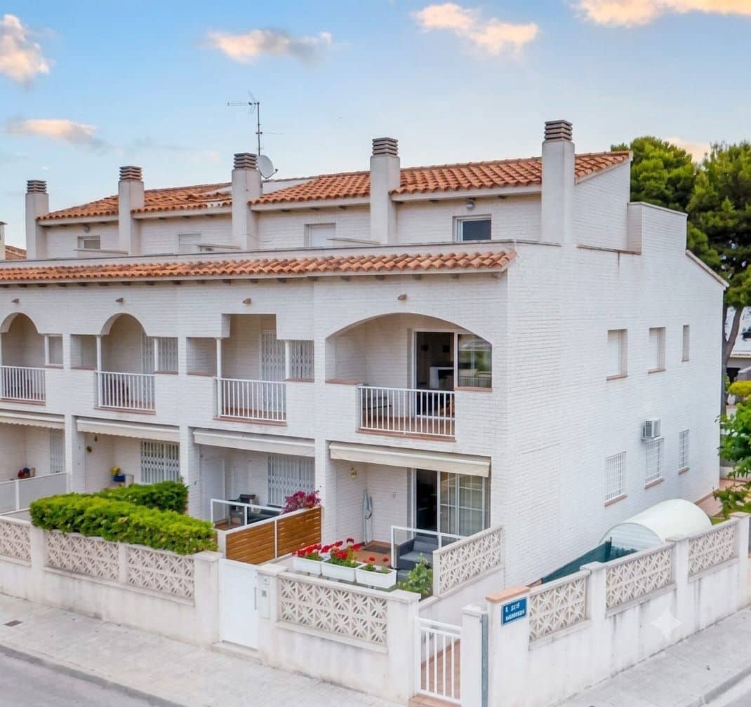 5 makuuhuone Rivitalo myytävänä paikassa Cubelles - 355 000 € (Ref: 10038641)