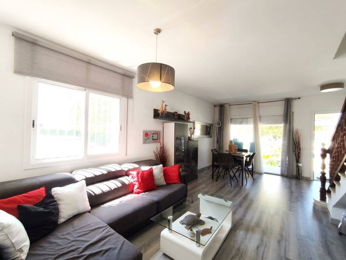 5 bedroom Terraced Villa for sale in Cubelles - € 349,000 (Ref: 10038641)