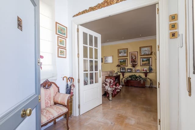 4 bedroom Apartment for sale in Argüelles, Madrid city - € 900,000 (Ref: 10039331)