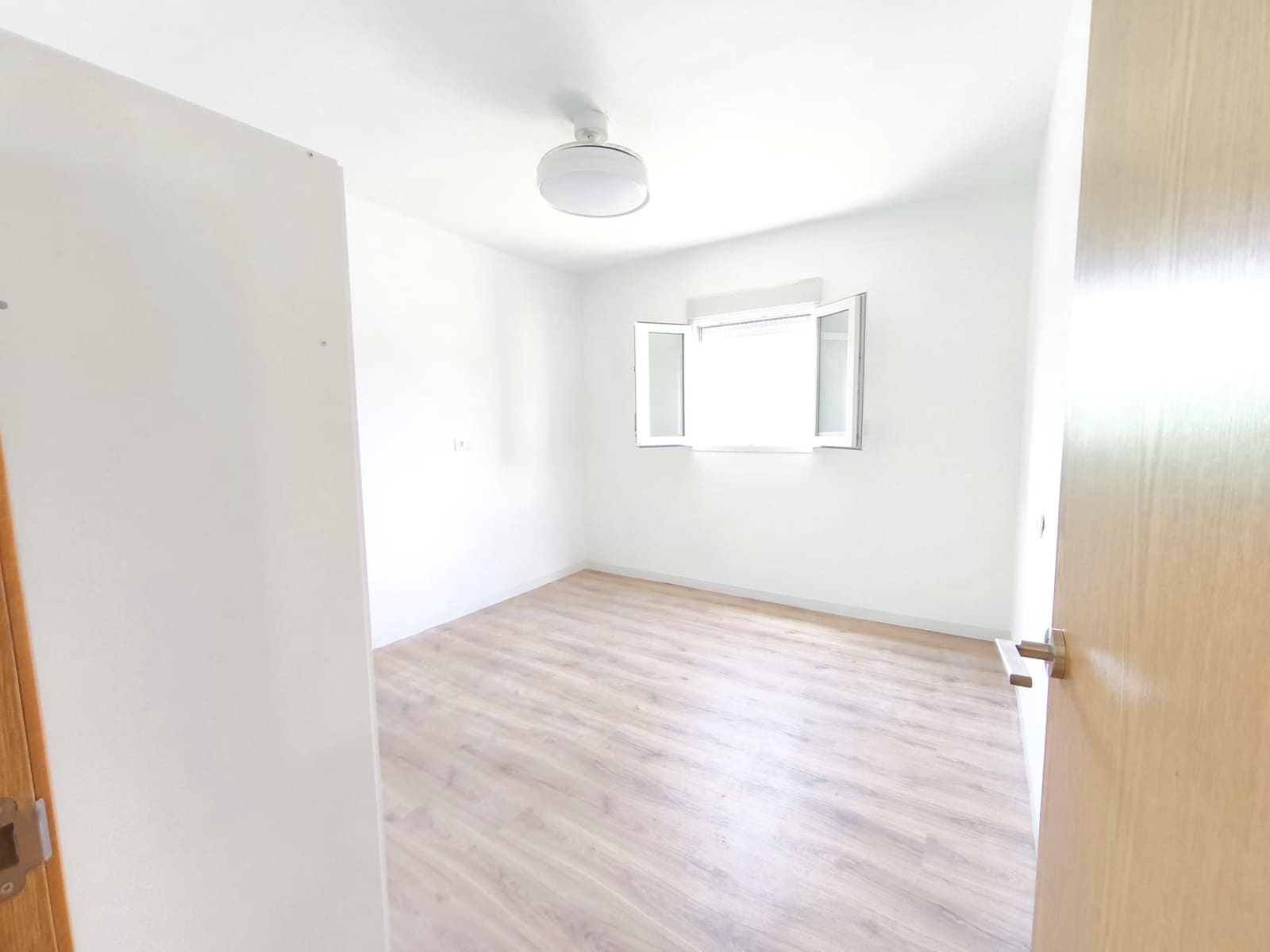 Rakentamaton maa myytävänä paikassa Oliva - 80 000 € (Ref: 10042045)